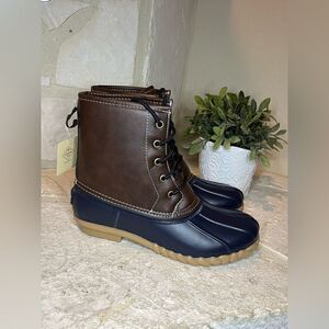 St John’s Bay Rollands navy/brown duck boots sz 11